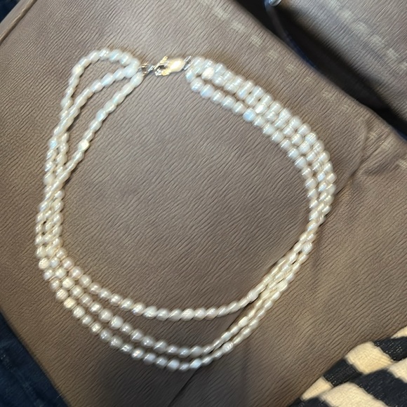 Vintage 3 strand string of pearls, probably dating to 1970’s,sterling silver cla - Picture 3 of 3
